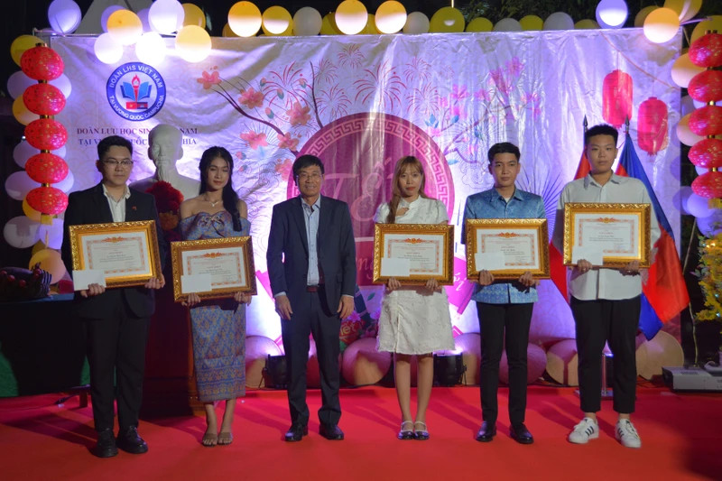 Students received certificates of merit for their outstanding academic achievements. (Photo: Son Xinh)