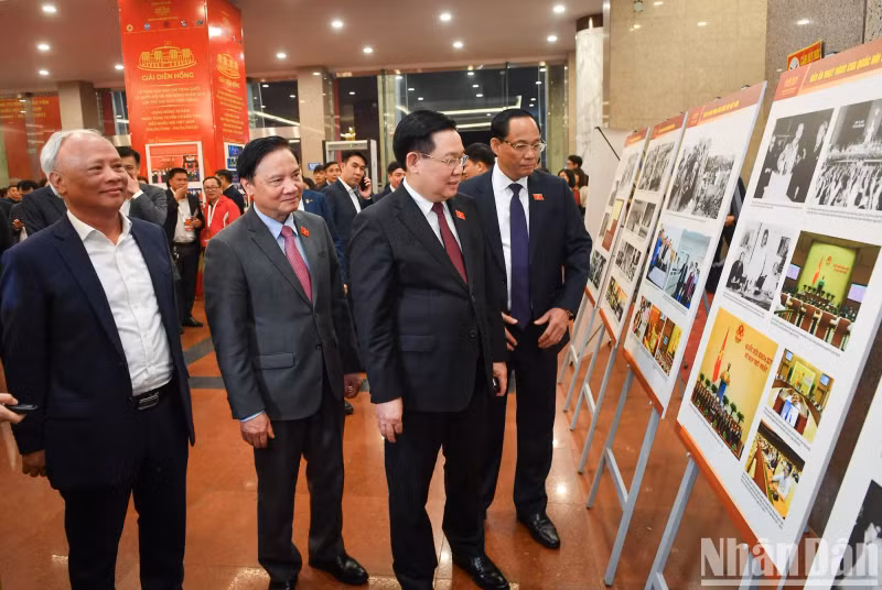 National Assembly Chairman Vuong Dinh Hue visits a photo exhibition about journalism and activities of the National Assembly on the sidelines of the Dien Hong Award ceremony.