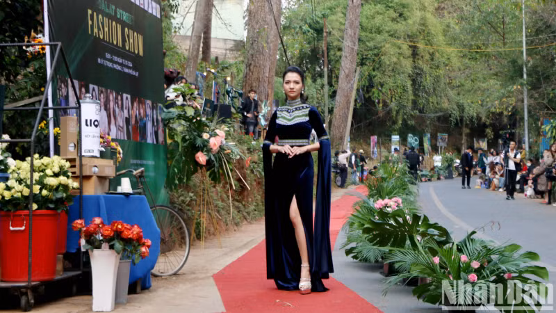 Youthfulness and dynamism are expressed through modern, innovative fashion sets, with delicate cuts that maintain purity and create unique style for the user. Youthfulness and dynamism are expressed through modern, innovative fashion sets, with delicate cuts that maintain purity and create unique style for the user.