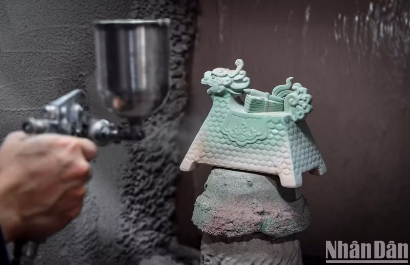 The enamel layer has been carefully researched and mixed in advance to ensure that the product will produce the colour desired by the artist after firing.