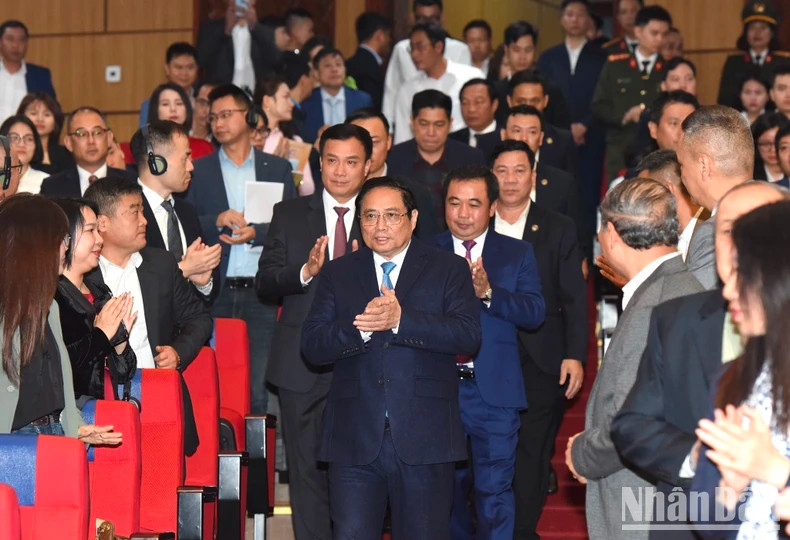 Prime Minister Pham Minh Chinh attends the conference announcing Hai Duong Province's master plan.