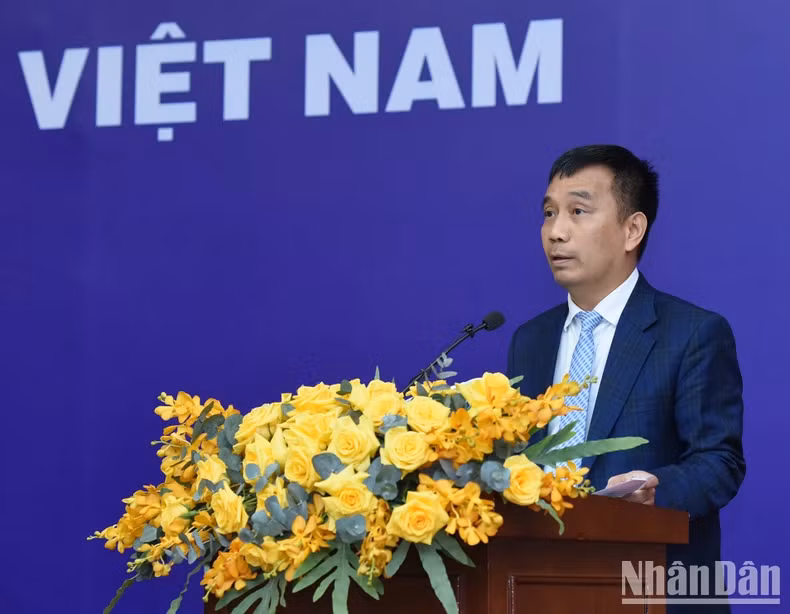 EVNNPT's Chairman of the Board of Directors Nguyen Tuan Tung speaks.