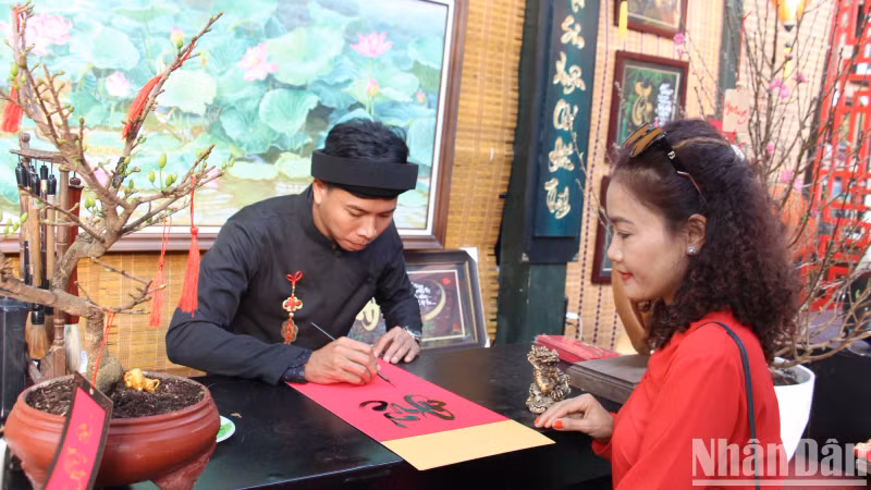 Some stalls sold pre-written calligraphy after completing the decoration. The booth is elaborately decorated with dragon mascot paintings, calligraphy, statues and blooming peach blossoms.