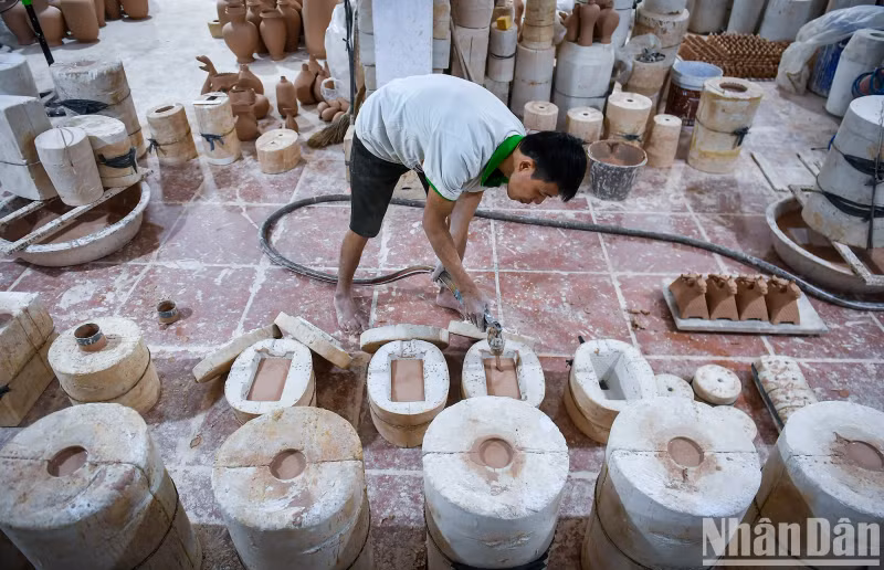 It takes 6-7 hours for the clay in the mould to dry and form a rough product. At this time, the product is still quite soft and must be dried for several hours.
