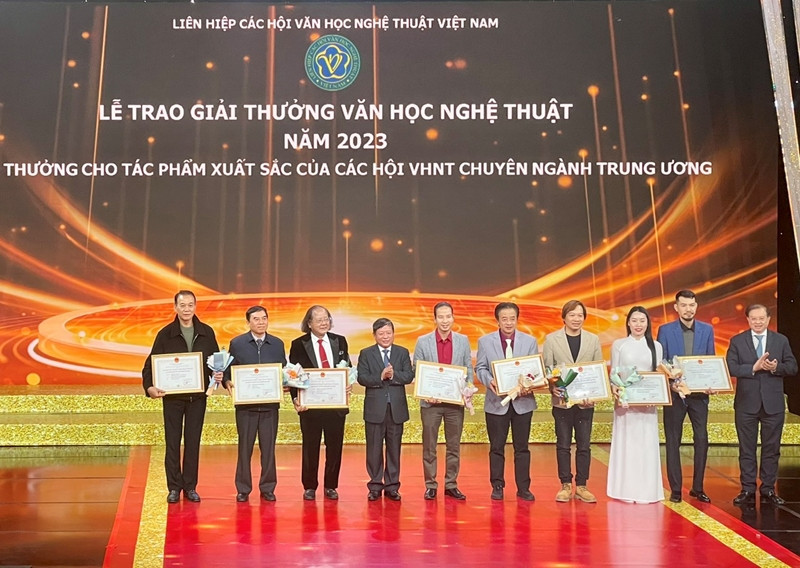 The organising board presents prizes to winners. 