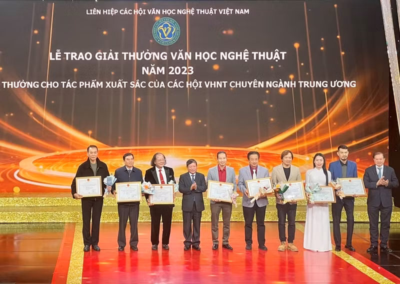 The organising board presents prizes to winners. 