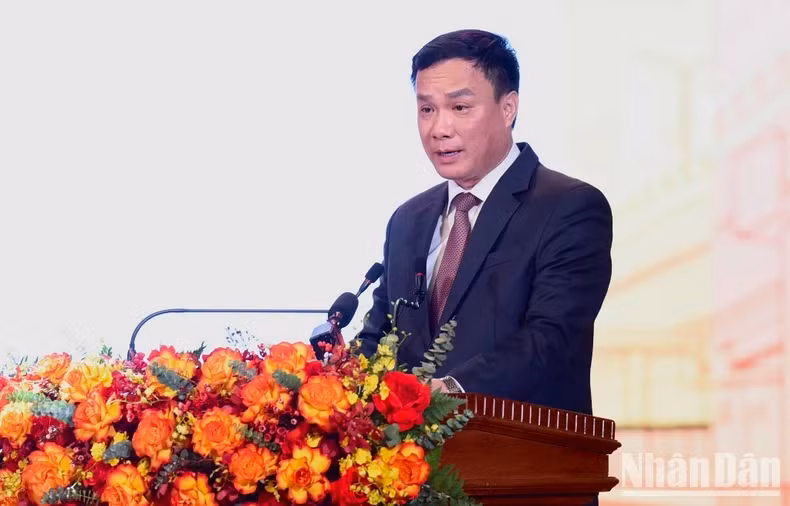Chairman of Hai Duong Provincial People's Committee Trieu The Hung speaks.