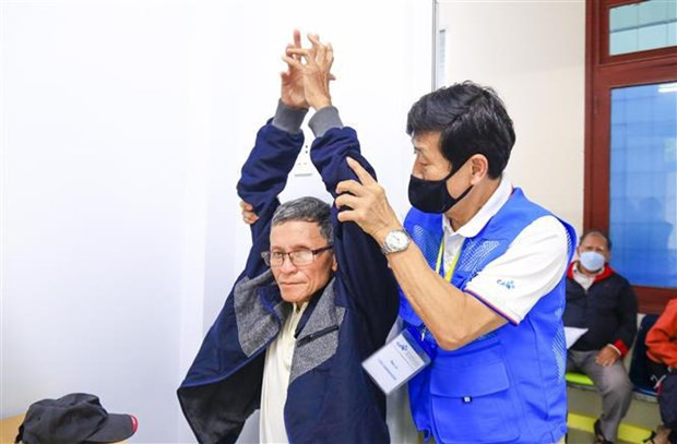A doctor from the Republic of Korea’s Chung Ang University Hospital (CAU) gives free health check for patients in Quang Ngai province (Photo: VNA)