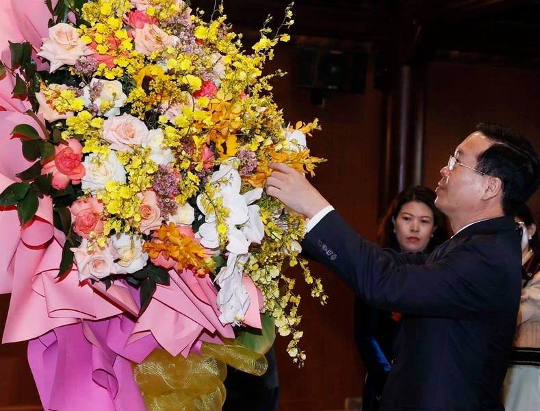 President Vo Van Thuong pays floral tribute to President Ho Chi Minh (Photo: VNA)