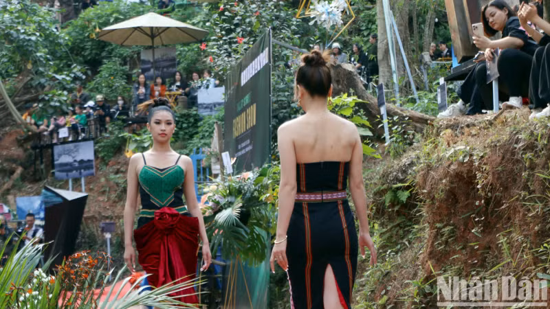 Brocade, the quintessence of traditional hand-weaving, has always been associated with the entire life cycle of indigenous people. Now, thanks to fashion designers, the cultural and material values of brocade have been enhanced. Brocade, the quintessence of traditional hand-weaving, has always been associated with the entire life cycle of indigenous people. Now, thanks to fashion designers, the cultural and material values of brocade have been enhanced.