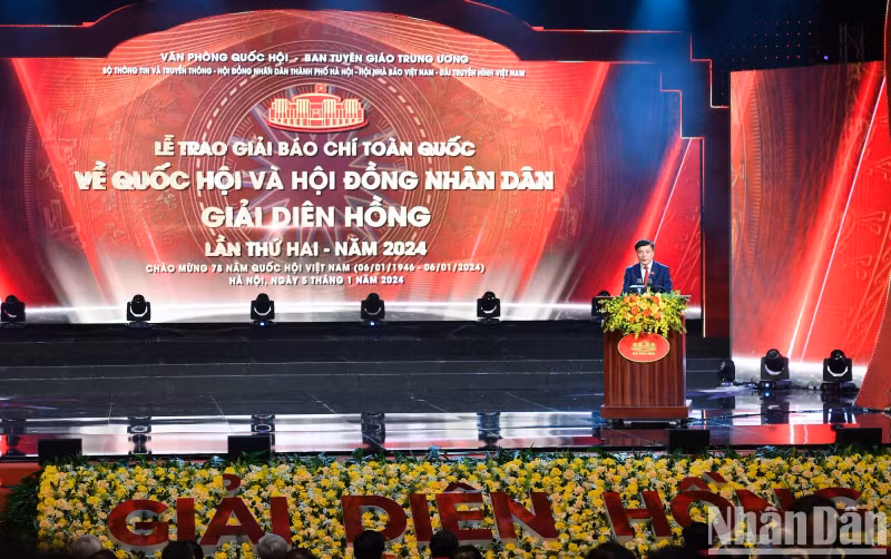 Bui Van Cuong, Member of the Party Central Committee, Secretary General of the National Assembly and Chairman of the National Assembly Office, Standing Deputy Head of the steering committee for the Dien Hong Award, launches the third Dien Hong Award - 2025.