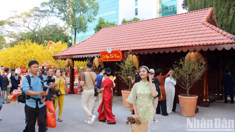 People and tourists wear ao dai, eager to visit and take photos on Ong Do Street.