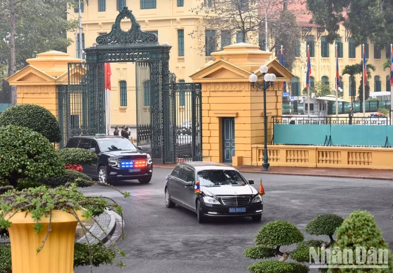 The motorcade, carrying Lao Prime Minister Sonexay Siphandone and his spouse to the Presidential Palace.