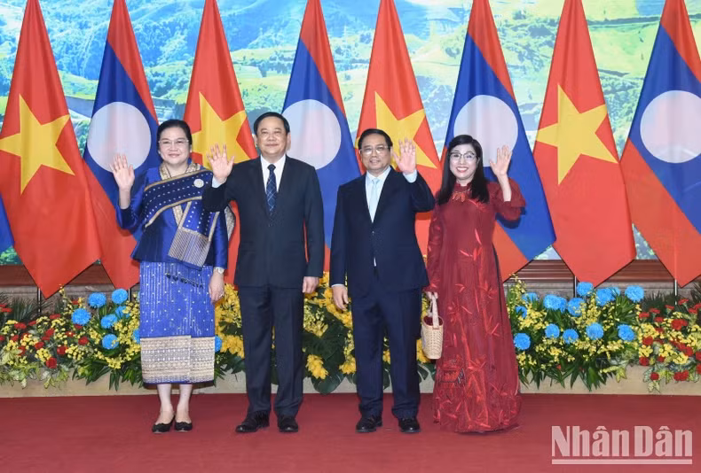 Prime Minister Pham Minh Chinh and his spouse at the welcome ceremony for Lao Prime Minister Sonexay Siphandone and his spouse.