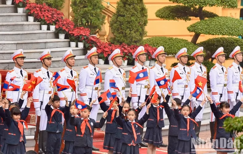Children wave flags to the two Prime Ministers.
