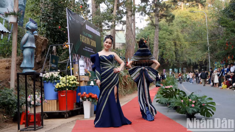 Through K'Jona's creativity, the traditional brocade of ethnic minorities in the South Central Highlands has become soft, attracting the attention of fashion enthusiasts. Through K'Jona's creativity, the traditional brocade of ethnic minorities in the South Central Highlands has become soft, attracting the attention of fashion enthusiasts.