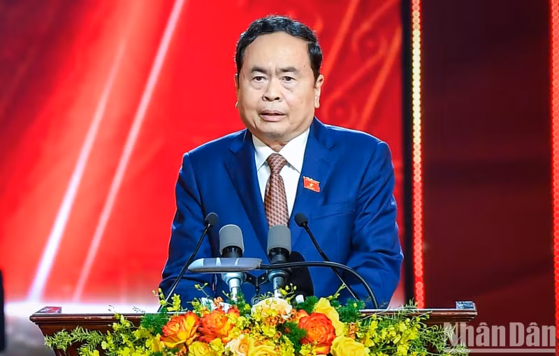 Permanent NA Vice Chairman Tran Thanh Man, head of the steering committee for the award, speaks at the second Dien Hong Award ceremony.