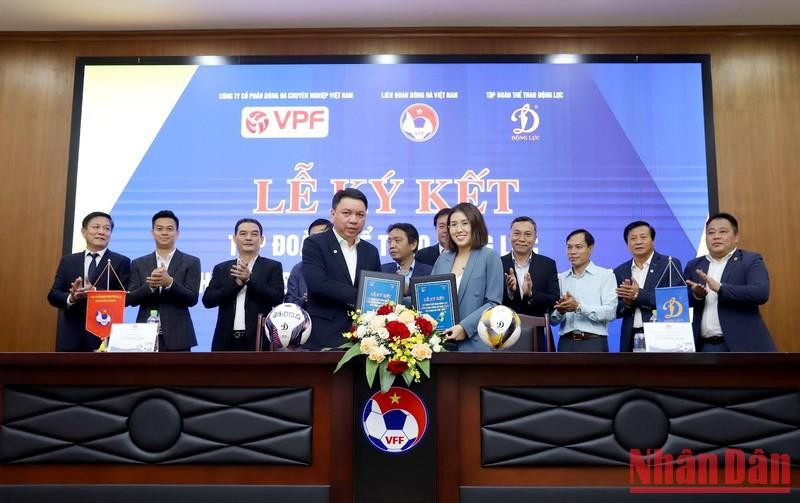 At the signing ceremony (Photo: NDO)