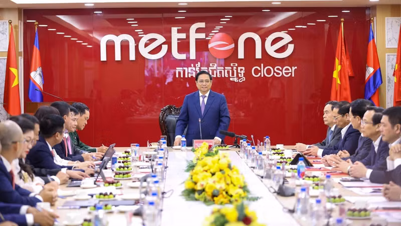 Prime Minister Pham Minh Chinh works with leaders of Metfone (Photo: VNA)
