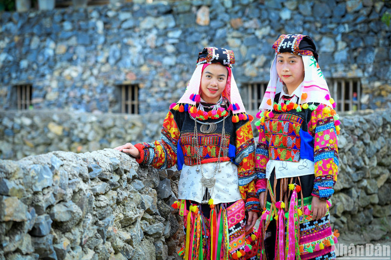 Colourful beauty of Lo Lo ethnic costumes 