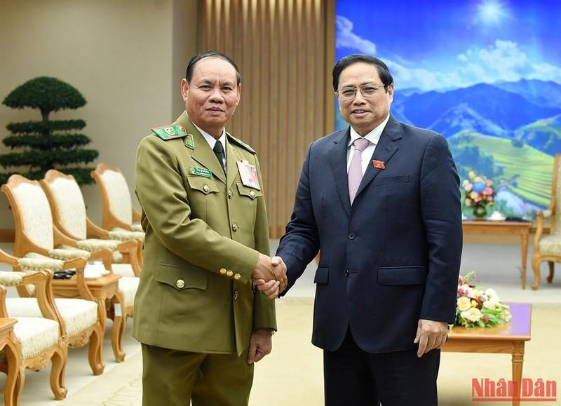 Prime Minister Pham Minh Chinh (right) and Lao Deputy Prime Minister and Minister of Public Security General Vilay Lakhamphong. (Photo: NDO/Tran Hai)