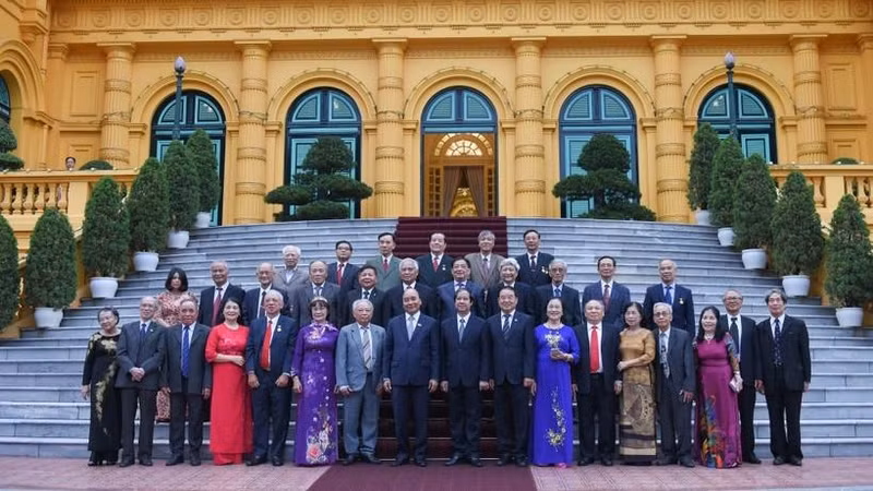 President Nguyen Xuan Phuc and members of the Veteran Teacher Association of Vietnam (Photo: giaoducthoidai.vn)