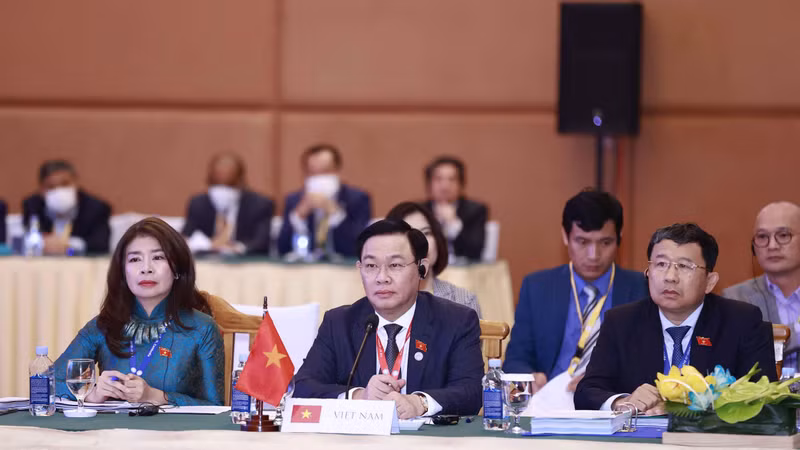 National Assembly Chairman Vuong Dinh Hue (C) attends the meeting of the ASEAN Inter-Parliamentary Assembly's Executive Committee within the AIPA-43 framework. (Photo: quochoi.vn)
