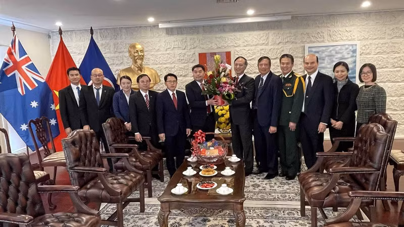 Vietnamese and Lao diplomats pose for a photo at the Vietnamese Embassy in Australia on August 31. (Photo: VNA)