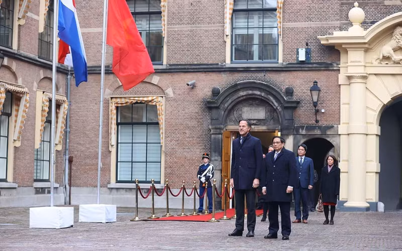 Prime Minister of the Netherlands Mark Rutte and his Vietnamese counterpart Pham Minh Chinh (right) at the welcome ceremony. (Photo: VNA)