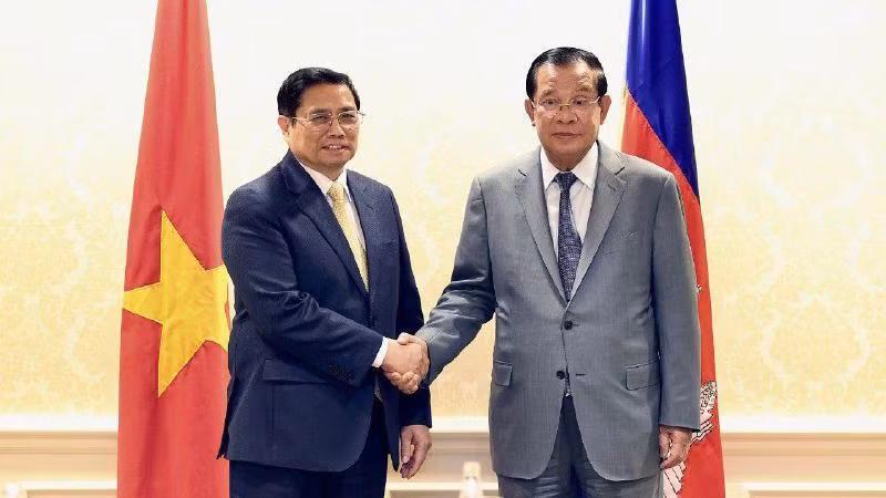 Prime Minister Pham Minh Chinh (L) and his Cambodian counterpart Samdech Techo Hun Sen (Photo: Swift News)