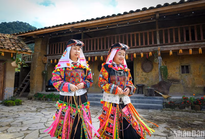 Colourful beauty of Lo Lo ethnic costumes.