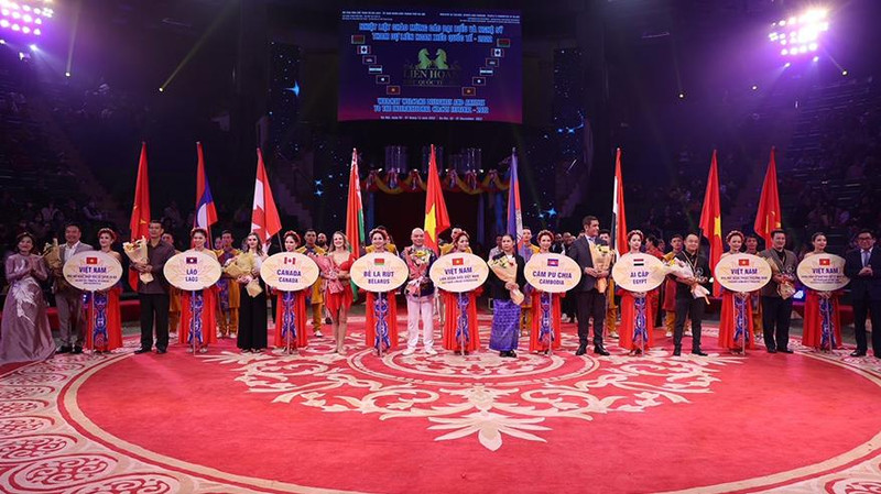 Participating art troupes at the opening ceremony (Photo: hanoimoi.com.vn)