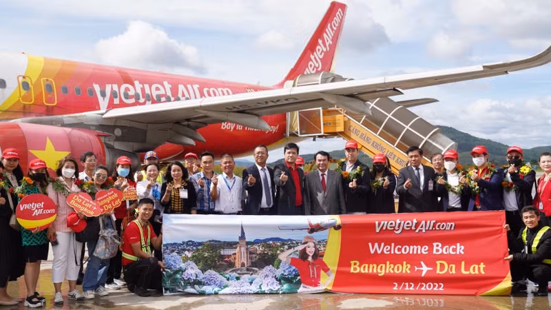 Flight VZ940 from Bangkok (Suvarnabhumi) was welcomed by Lam Dong province’s leaders and Lien Khuong International Airport’s authorities. (Photo: Vietjetair.com)