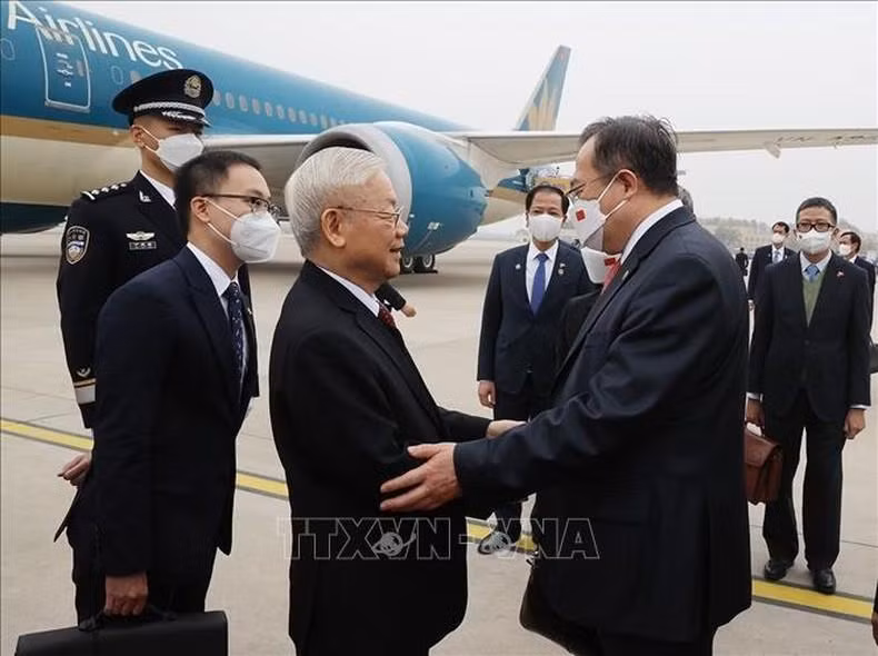Liu Jianchao, the head of the International Liaison Commission of the Central Committee of the Communist Party of China, welcomes Vietnamese Party General Secretary Nguyen Phu Trong at Beijing Capital International Airport. (Photo: VNA)