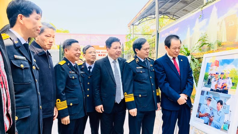 Visitors at the exhibition. 