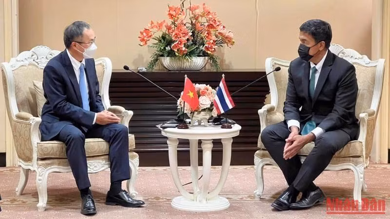 Vietnamese Ambassador to Thailand Phan Chi Thanh (L) and Governor of Bangkok Chadchart Sittipunt (Photo: NDO)