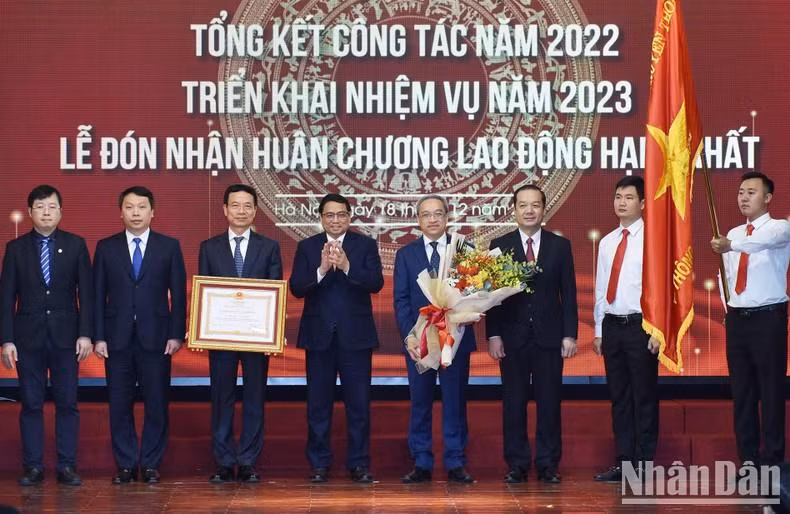 PM Pham Minh Chinh (fourth from left) presented a first-class Labour Order to the Ministry of Information and Communications (Photo: NDO/Tran Hai)
