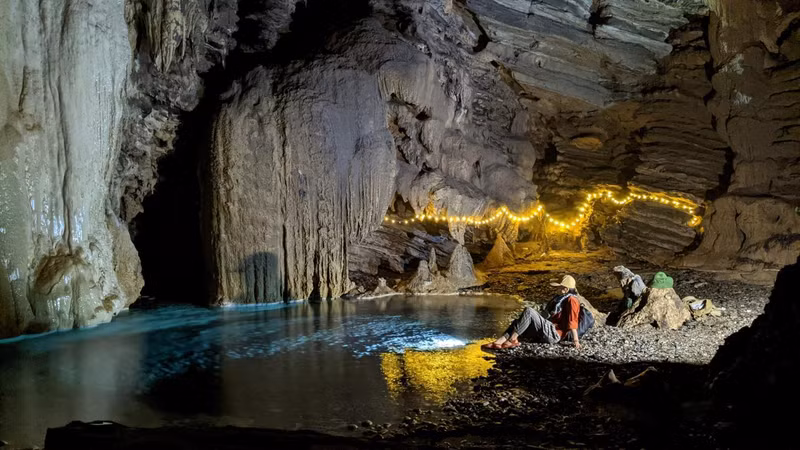 Dan Pioong Cave boasts a diverse geological structure containing stalactites, pools, dunes, lakes and waterfals (Photo: Nguyen Trung Duc)