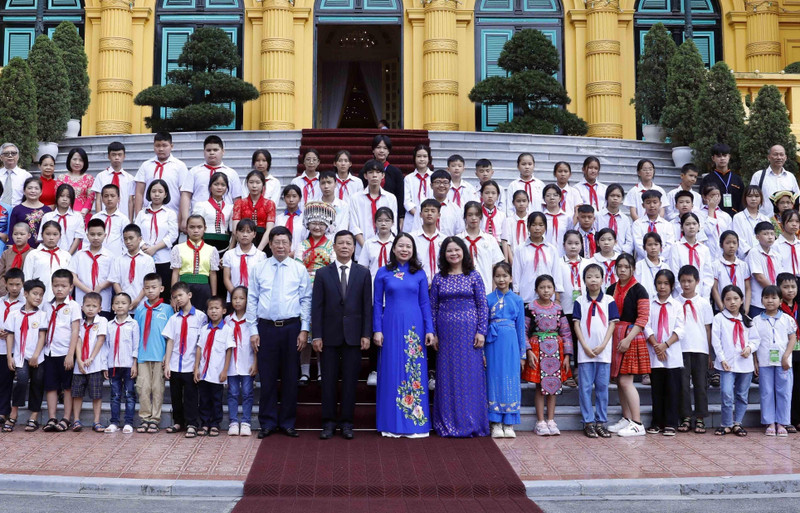 Vice President shares joy with disadvantaged children on Mid-Autumn Festival (Photo: VNA)