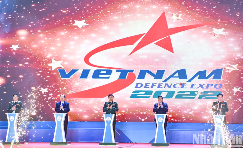 Prime Minister Pham Minh Chinh (fourth from left) and other delegates press a button to officially kick off the Vietnam Defence 2022.