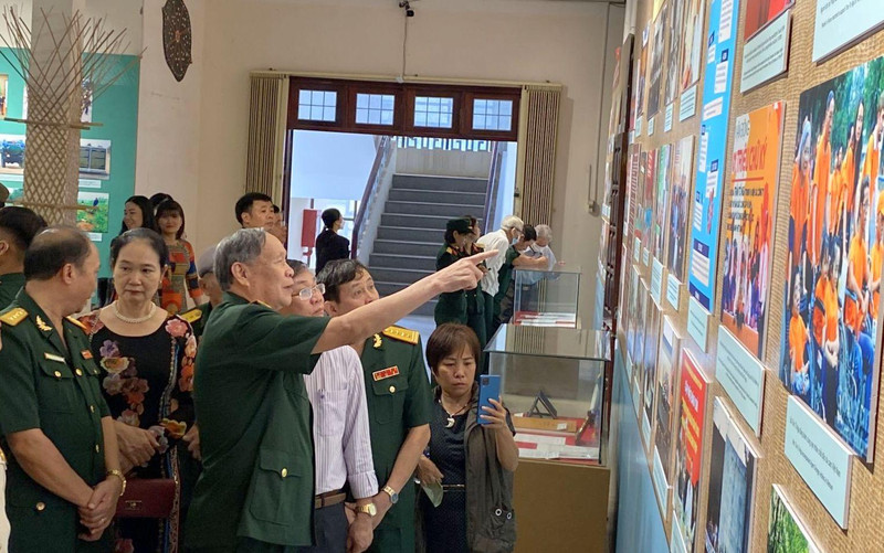Visitors at an exhibition held at the the War Remnants Museum. (Photo: War Remnants Museum.)