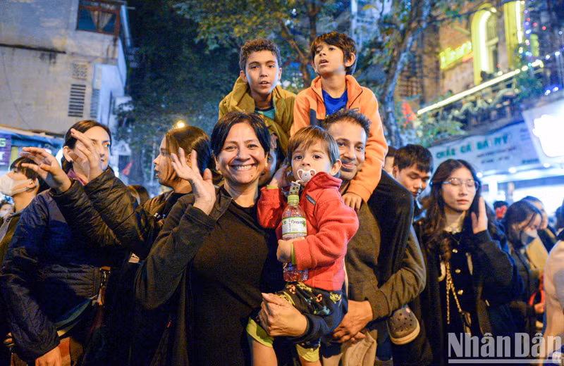 Foreigners enjoy the festive Christmas atmosphere in Hanoi (Photo: Thanh Dat)