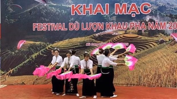 Art performance at the opening ceremony of the Khau Pha Paragliding Festival (Photo: VNA)