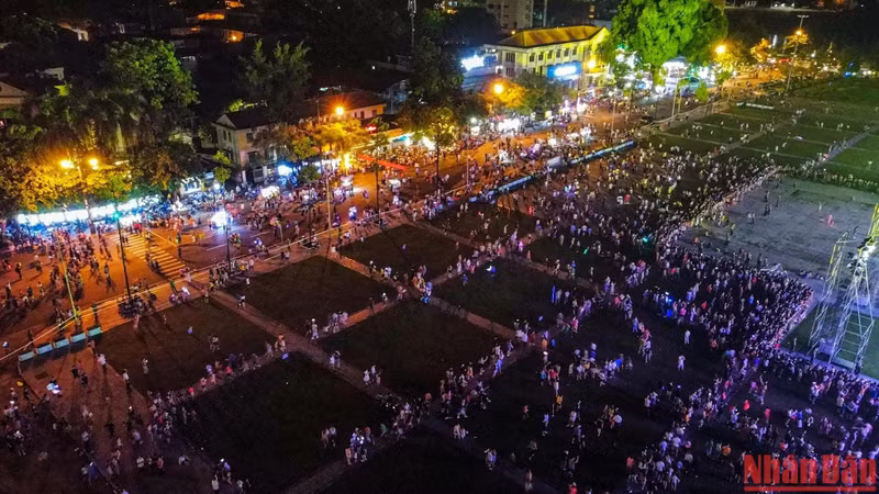 Under the theme ‘Sparkling colours of Thanh Tuyen Citadel Night Festival’, this year’s event attracted the participation of thousands of visitors from across the country.
