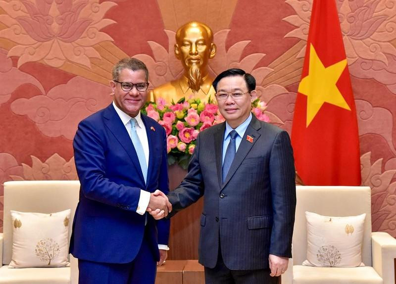 National Assembly Chairman Vuong Dinh Hue (R) and COP26 President Alok Kumar Sharma (Photo: NDO/Duy Linh)