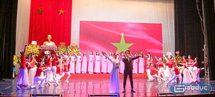 A performance at the ceremony (Photo: giaoduc.net.vn)