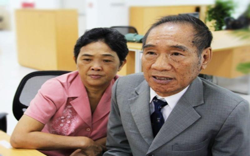 Teacher Nguyen Ngoc Ky (R) in an interview with the press in 1993. (Photo: Minh Tri)