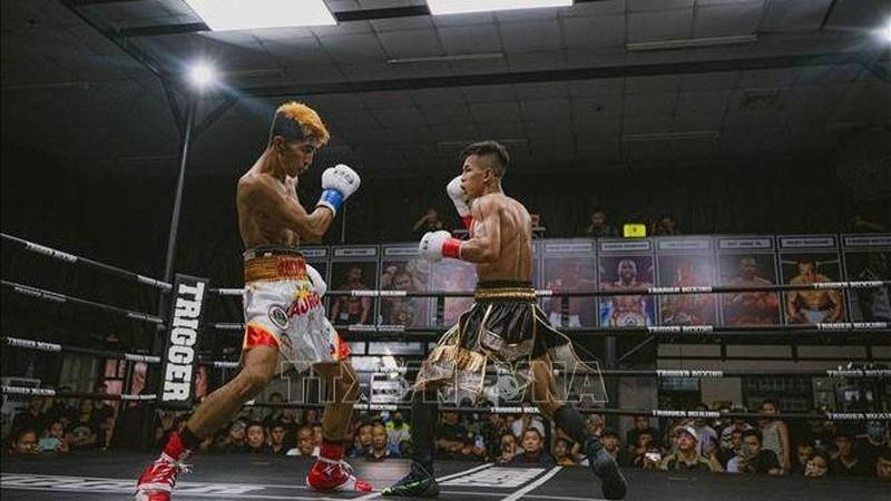 Vietnamese boxer Tran Van Thao (R) and his Filippo opponent Prince Andrew Larios. (Photo: VNA)