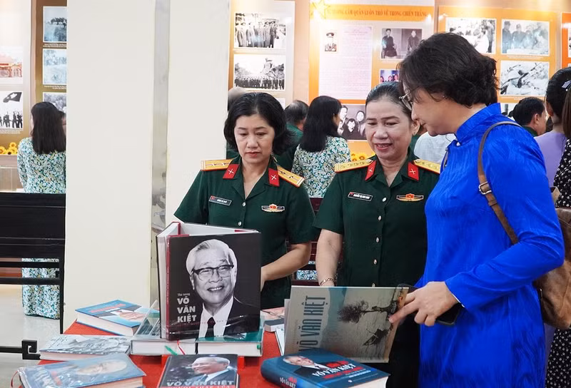 Visitors at the exhibition (Photo: baodantoc. vn)