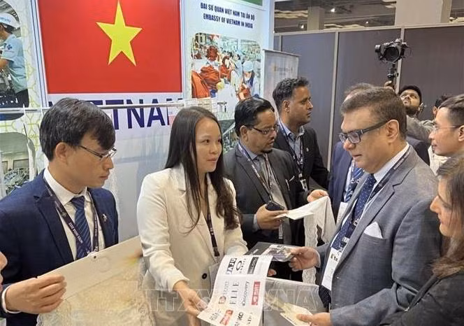 Visitors to the pavilion of Vietnam at Intex South Asia (Photo: VNA)